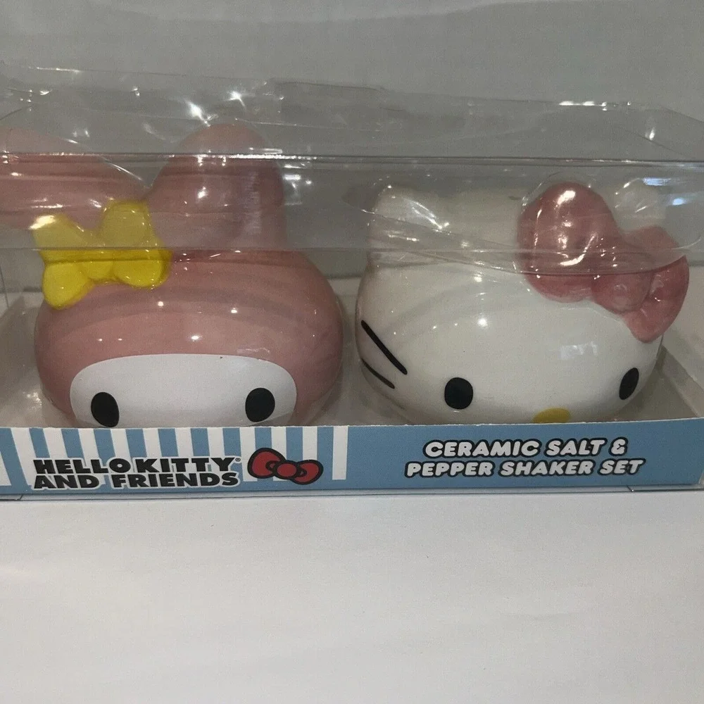 Hello Kitty And Friends Ceramic Salt And Pepper Shakers Pink White Round‎ NEW